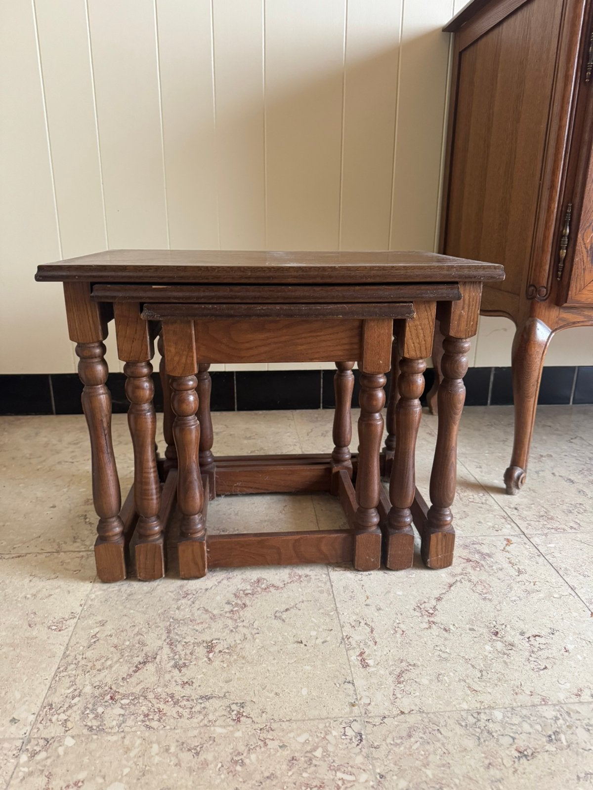 Set de 3 tables gigognes vintage en chêne massif, Enlèvement