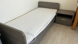Lit + table de nuit, 90 cm, Gris, Comme neuf, Enlèvement