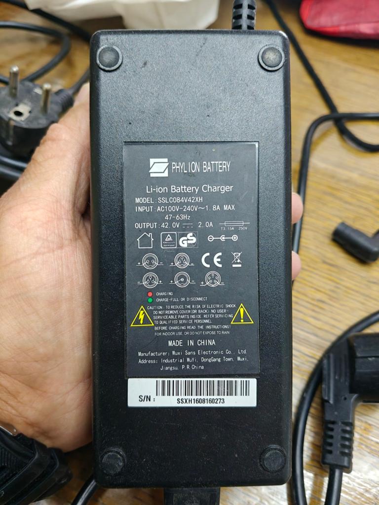 Oplader voor elektrische fiets 42v 2A, Fietsen en Brommers, Fietsaccessoires | Fietsaccu's, Ophalen