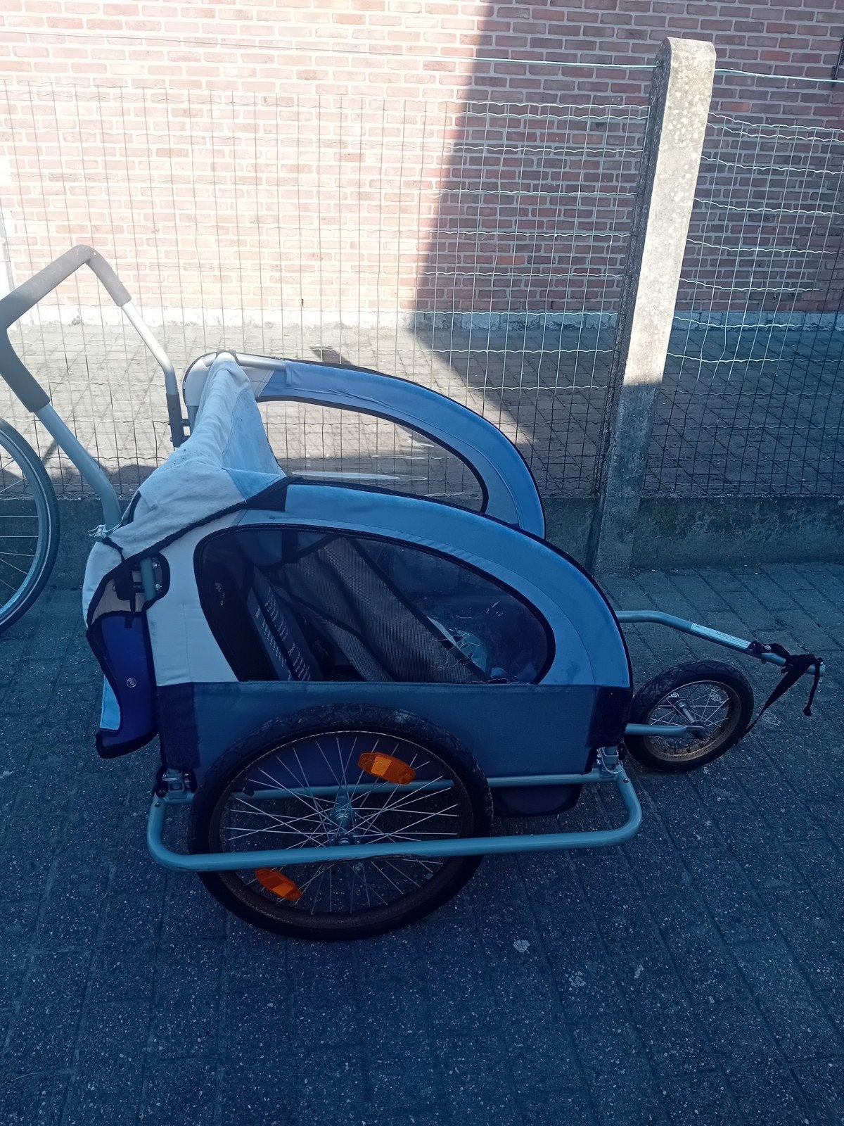 Remorque de velo pour enfant ou chien .
A retirer sur la com