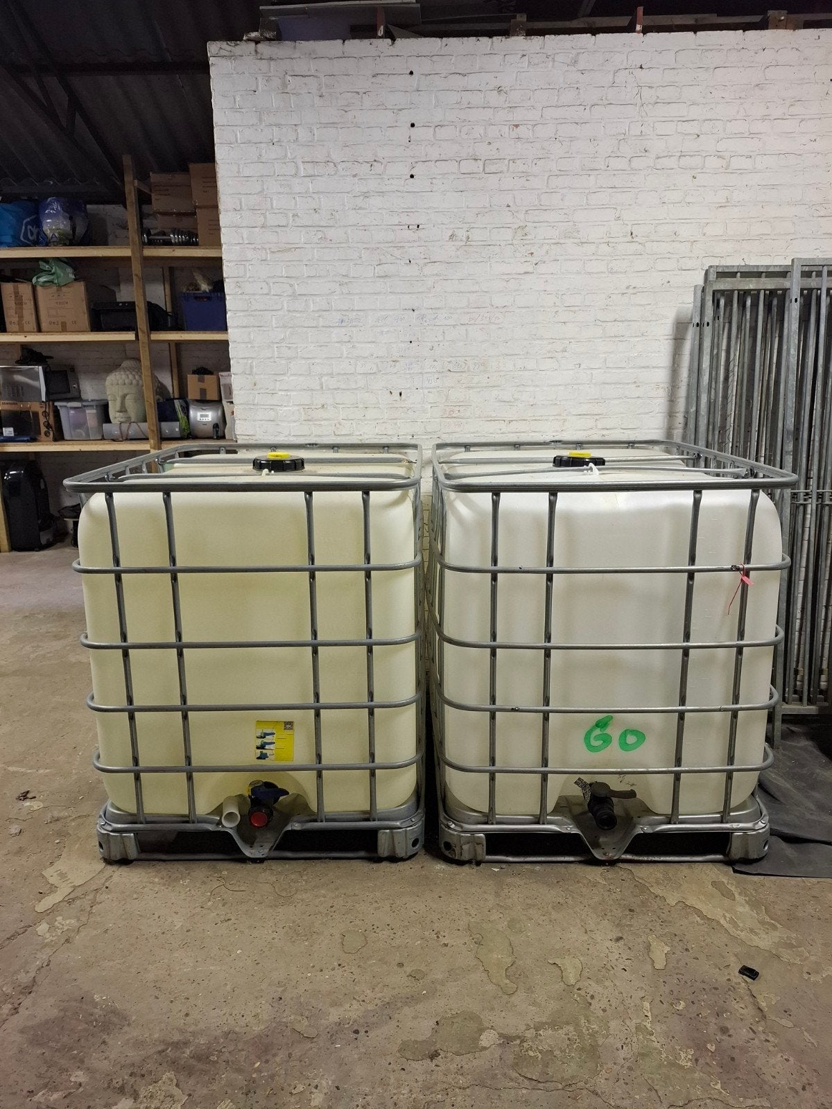 2 IBC containers, Ophalen, Gebruikt, Met kraantje, 150 liter of meer