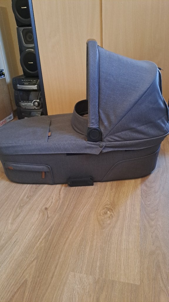 Mutsy nio kinderwagen en reiswieg (complete set), Kinderen en Baby's, Kinderwagens en Combinaties, Zo goed als nieuw, Mutsy, Verstelbare duwstang