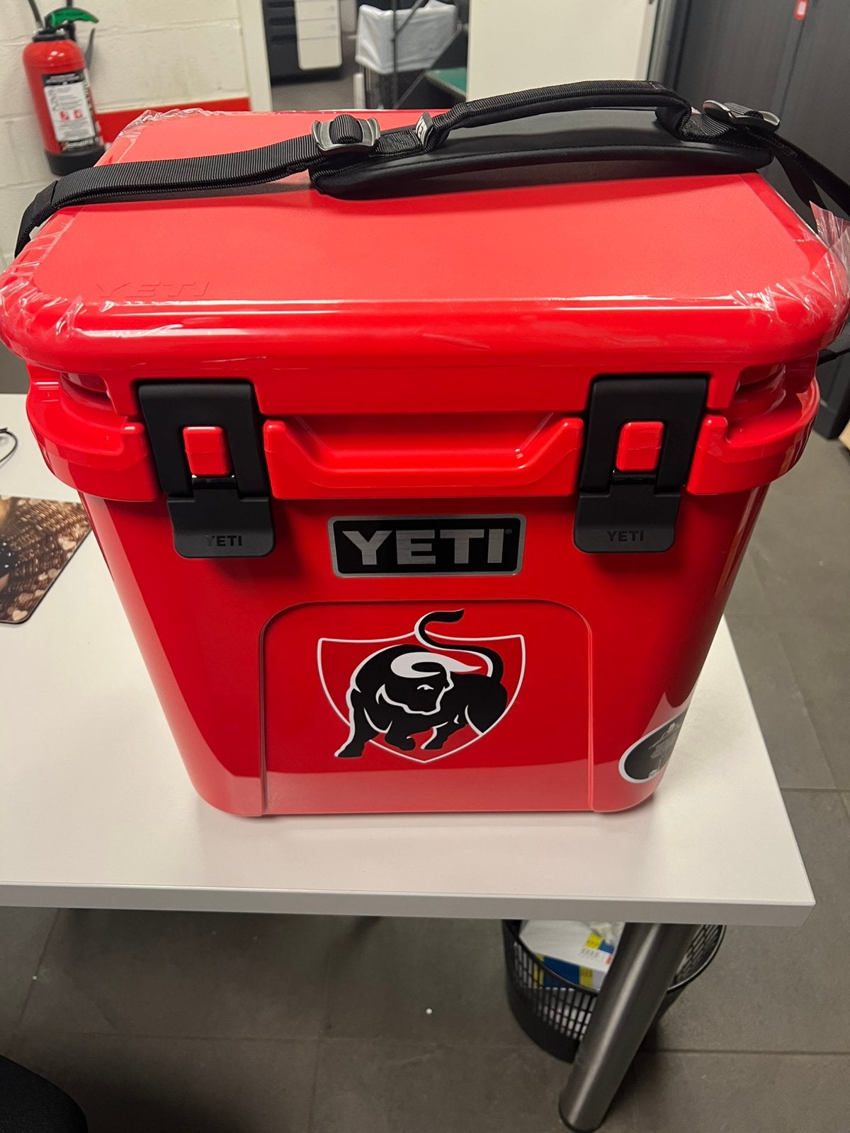 A vendre : glacière YETI Roadie 24 en Rescue Red, Enlèvement ou Envoi, Neuf, Glacières