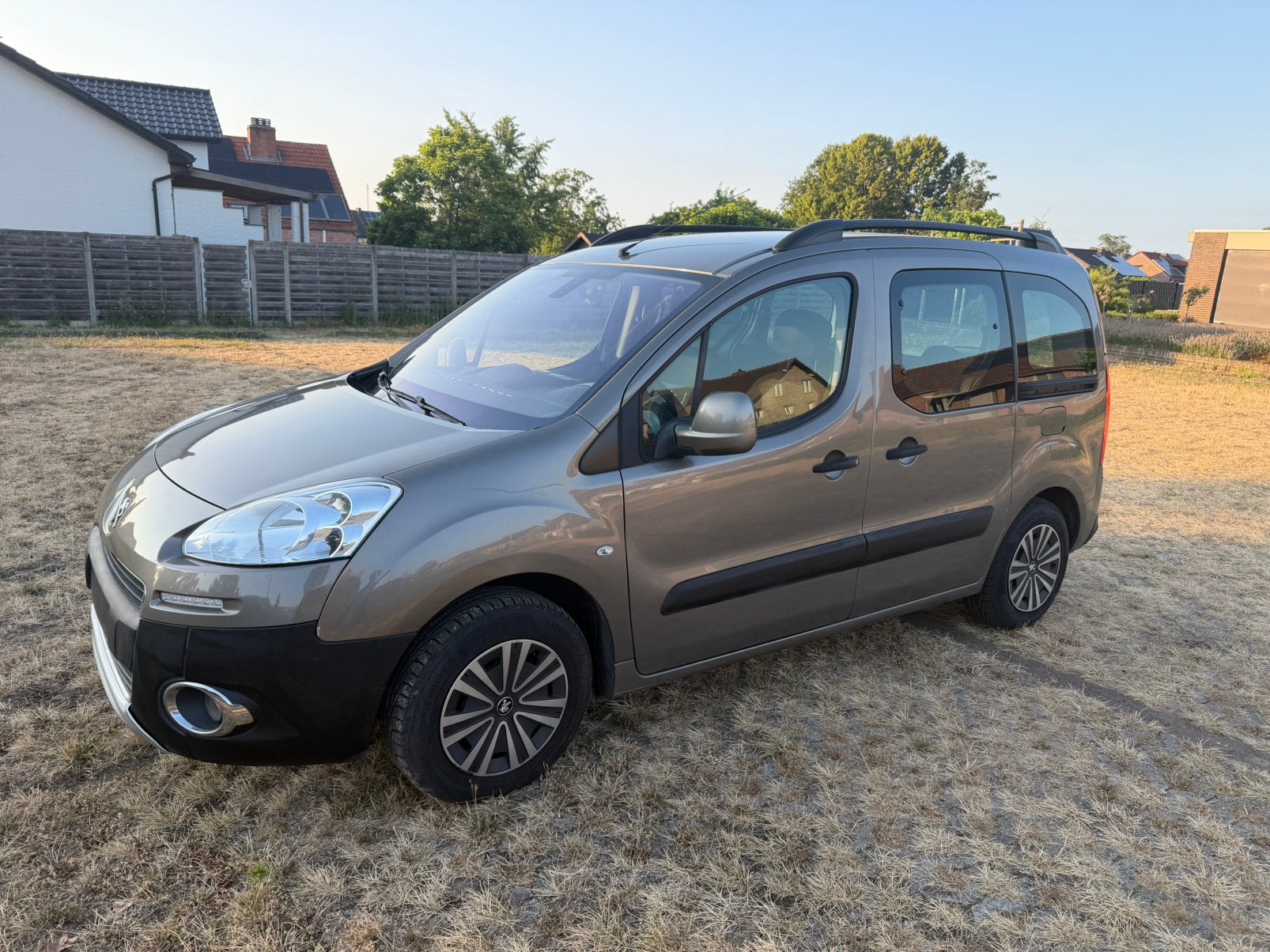 Peugeot Partner Tepee 1.6hdi euro5 172.000km 2013 5zit airco, Voorwielaandrijving, Euro 5, Zwart, Bruin