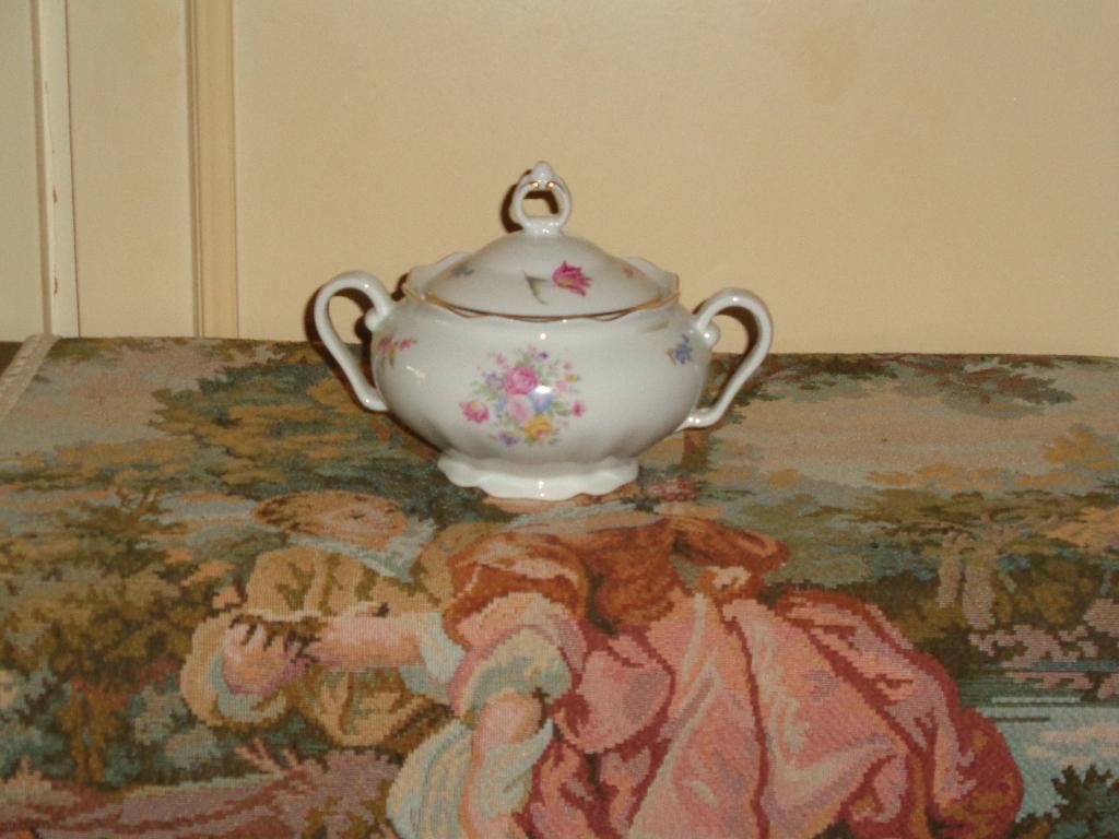 Boîte à bonbons en porcelaine tchécoslovaque, Enlèvement