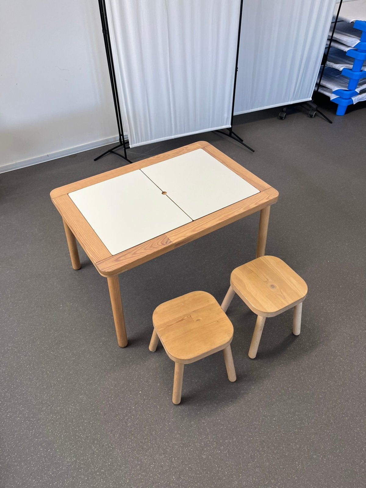 Ikea kindertafel Flisat (tafel + 2 stoeltjes + 2 bakken), Ophalen, Gebruikt