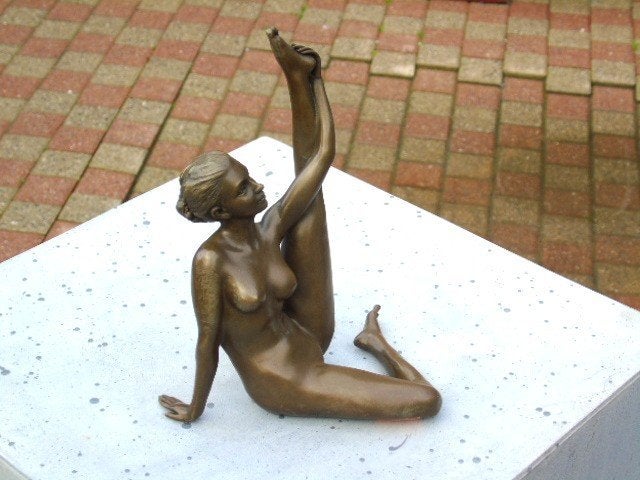 Naakte vrouw met benen in de lucht brons gesigneerd MAVCHI, Antiek en Kunst, Ophalen of Verzenden, Brons