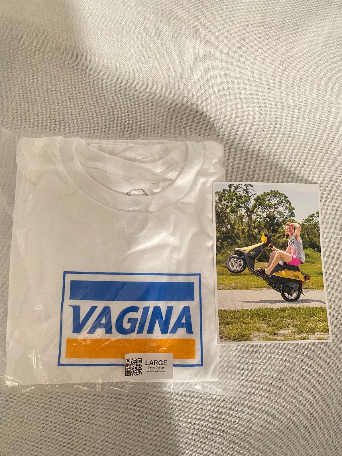 This is a Danny Duncan Vagina White Tee in a size large., Vêtements | Hommes, T-shirts, Enlèvement ou Envoi, Neuf, Taille 52/54 (L)