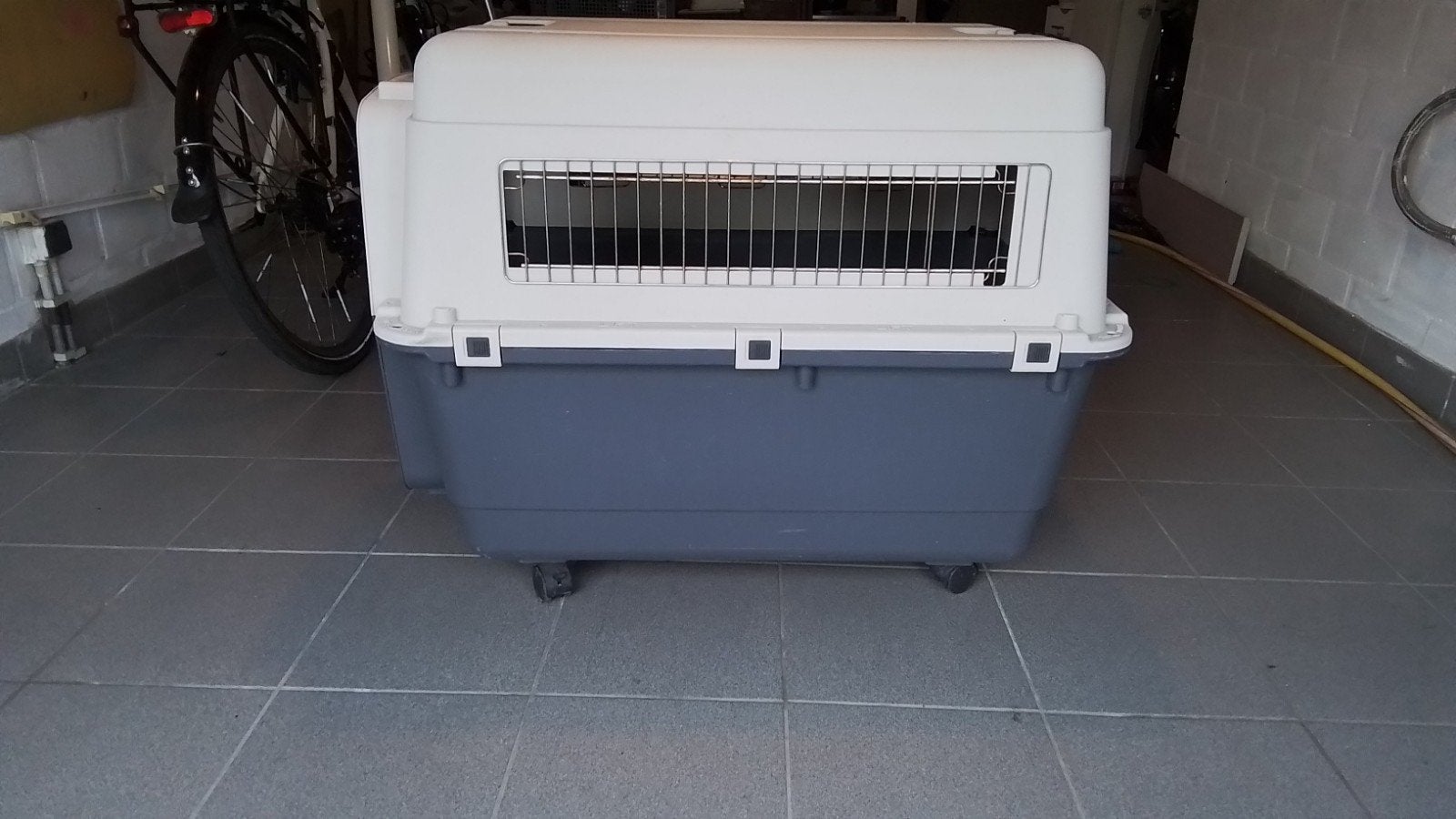 Grote Hondenbench. Transportbox met Wieltjes, Ophalen, 65 tot 100 cm, Hondenhok, Zo goed als nieuw
