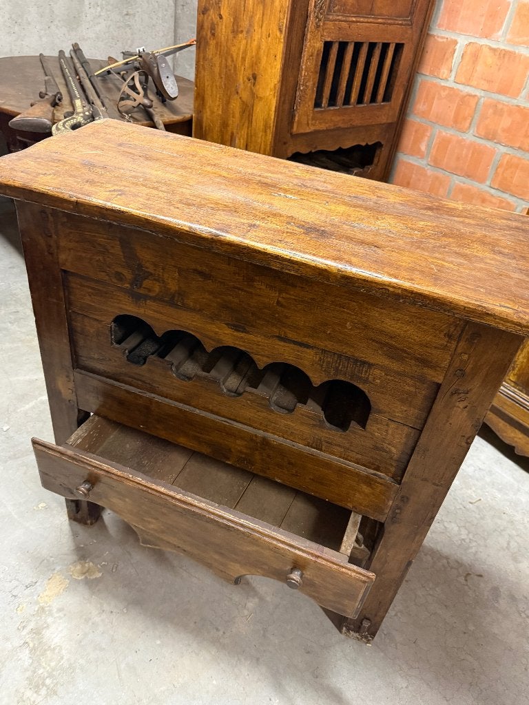 Lage kast met flessenrek, Ophalen