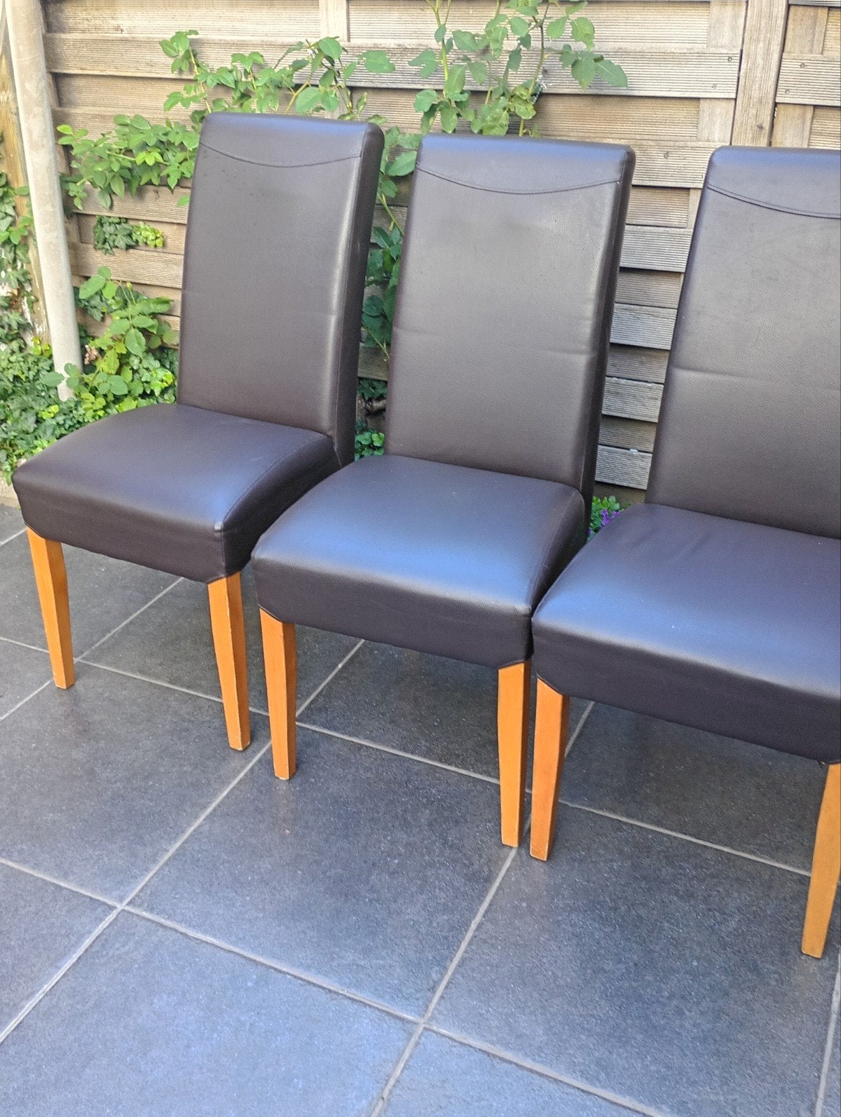 4 chaises de salle à manger brunes en bon état pour 30€ pour, Enlèvement