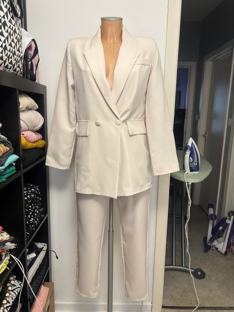 Ensemble tailleur neuf, Vêtements | Femmes, Enlèvement ou Envoi, Neuf, Beige, Costume ou Complet