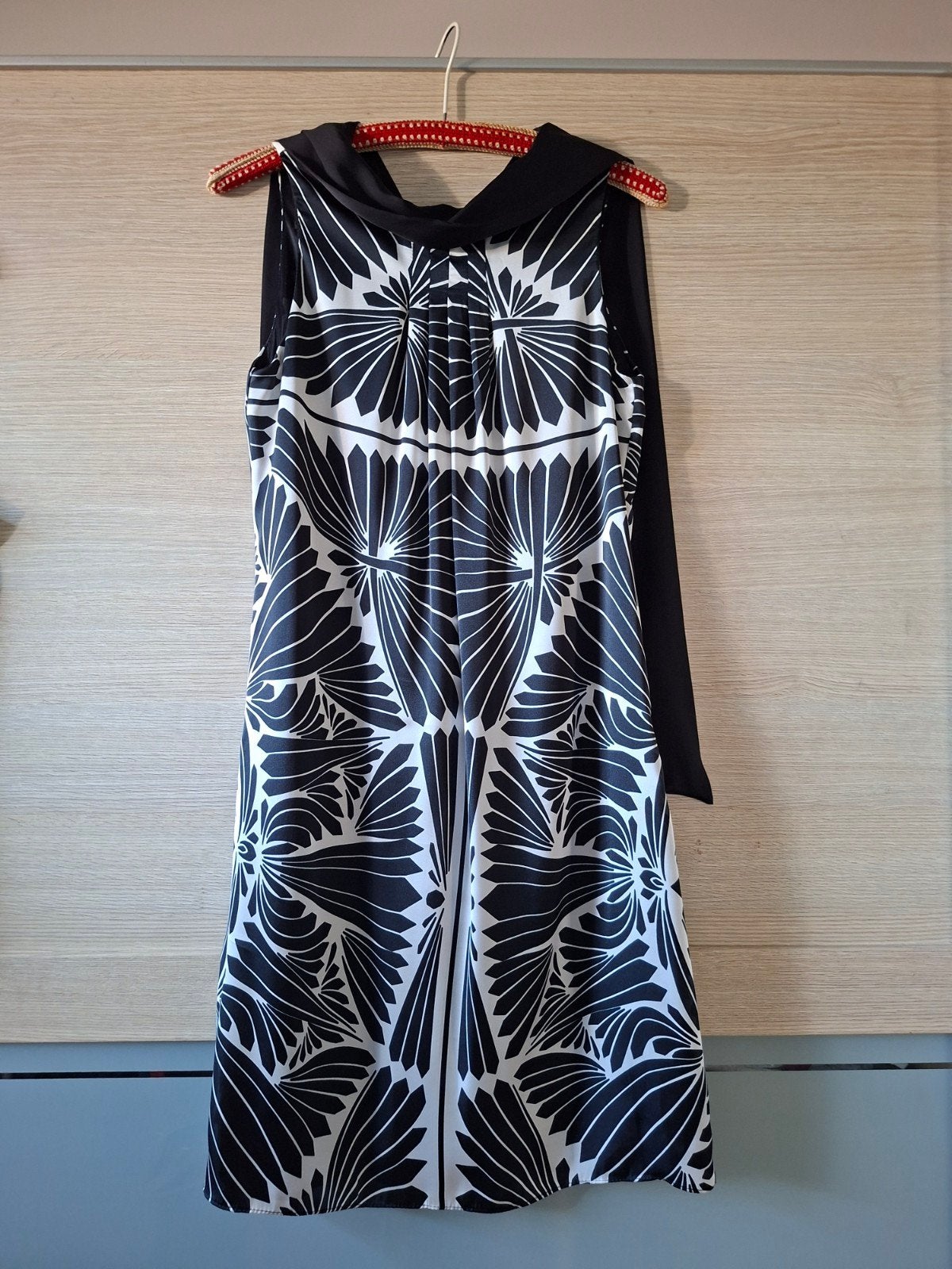 Mooie zwart-witte jurk van Zara, Maat 38/40 (M), Wit, Ophalen of Verzenden, Zo goed als nieuw