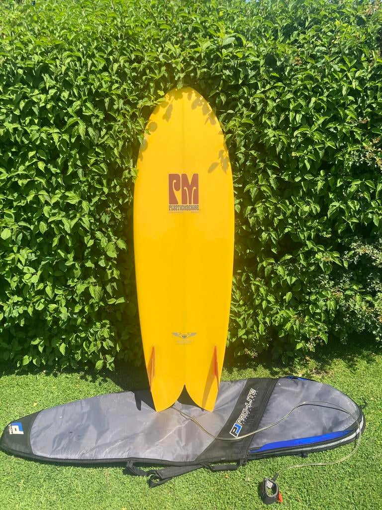 Surfplank: RT2 Fish board Plastic Machine 6’3”., Sports nautiques & Bateaux, Planche à voile sur vague, Enlèvement, Fish, Avec sac de transport
