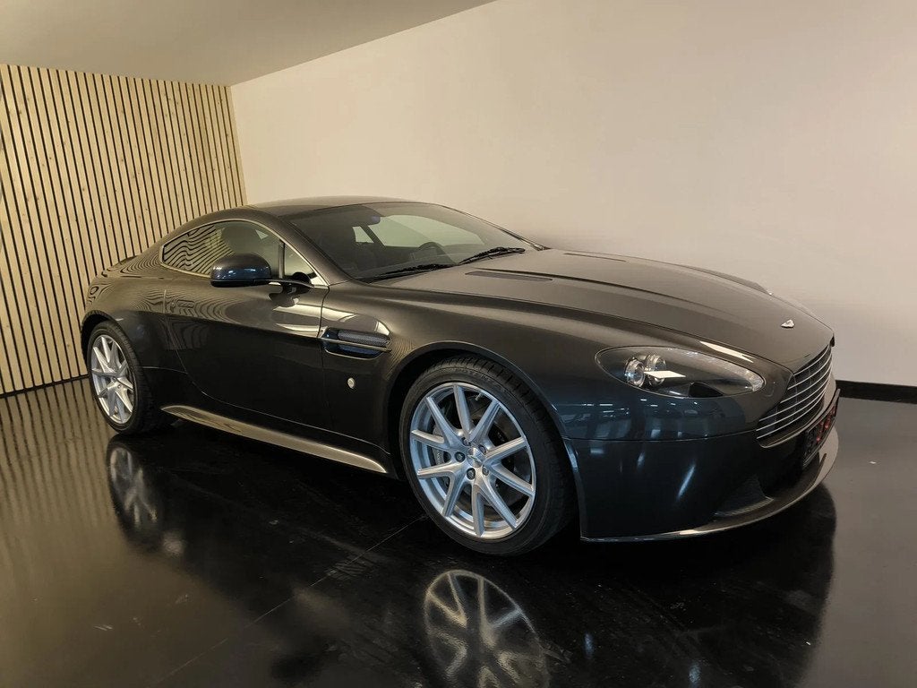 Aston Martin V8 vantage's' (bj 2011, automaat), Auto's, Automaat, Euro 5, Gebruikt, Zwart