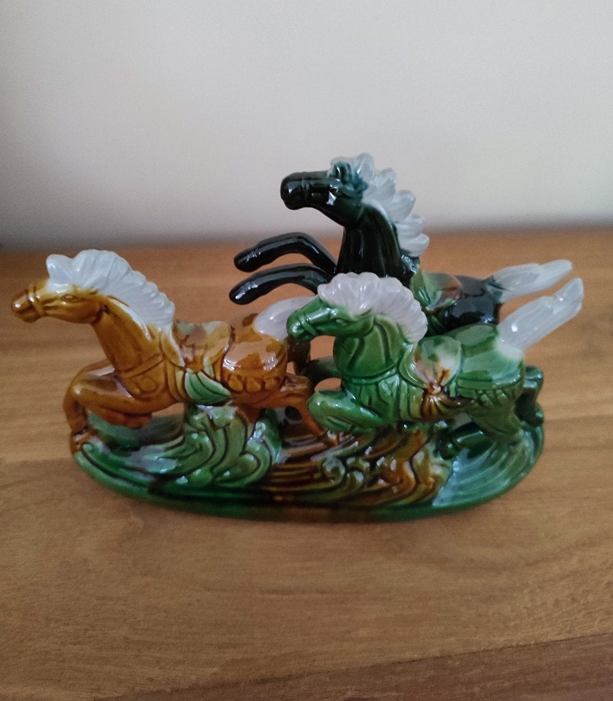 Chine, pièce rare: trois chevaux au galop, style Tang, Antiquités & Art, Art | Art non-occidental, Sculpture, Pierre/céramique