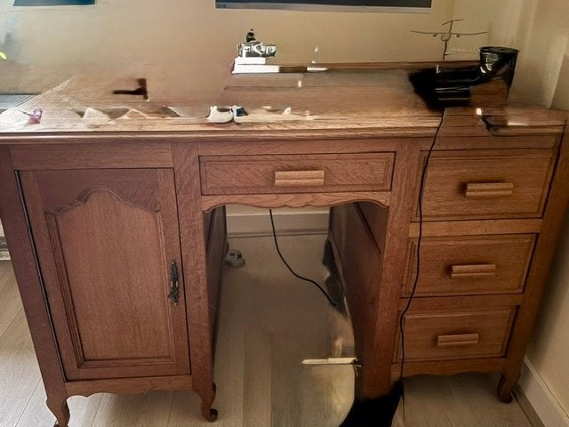 Bureau en bois massif a donner, Vintage, Avec tiroirs, Comme neuf, Enlèvement