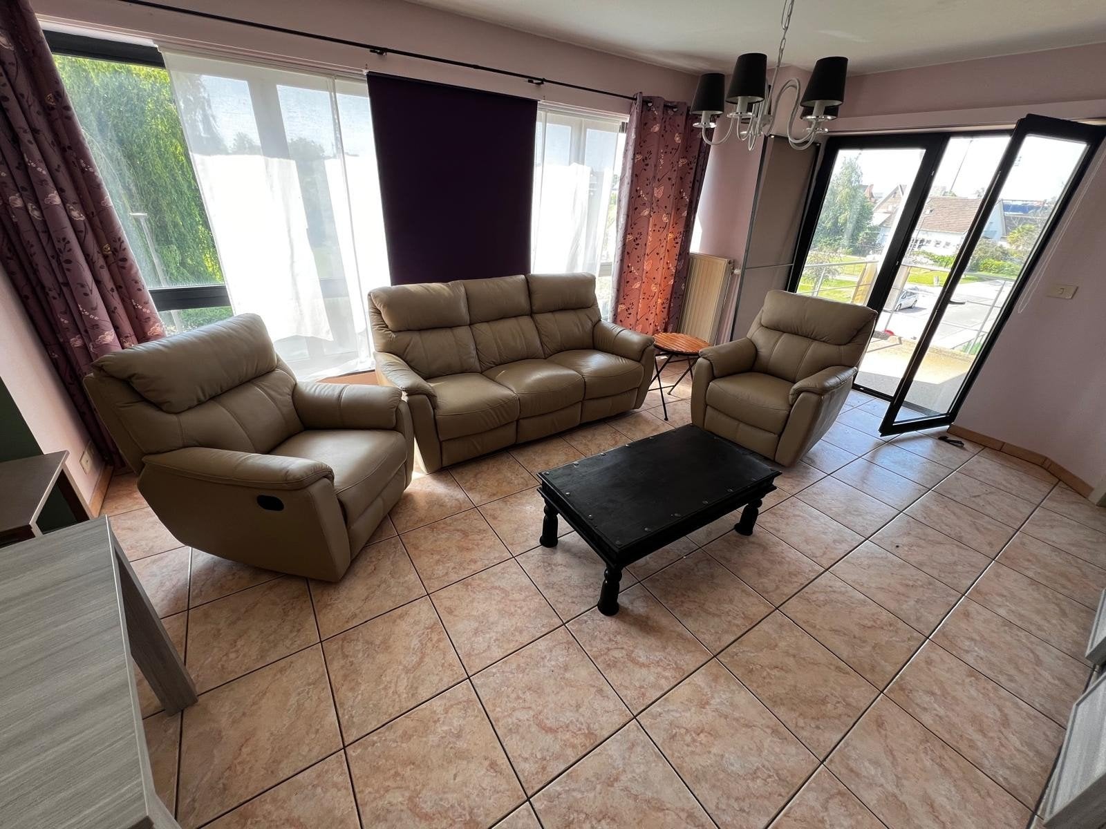 Canapé en cuir beige, 2  1 place et 3 places, le tout relax, Enlèvement