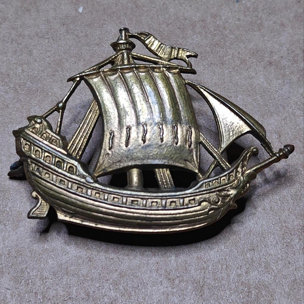 Vintage messingkleurige speld met schip, Ophalen of Verzenden, Gebruikt, Transport, Speldje of Pin