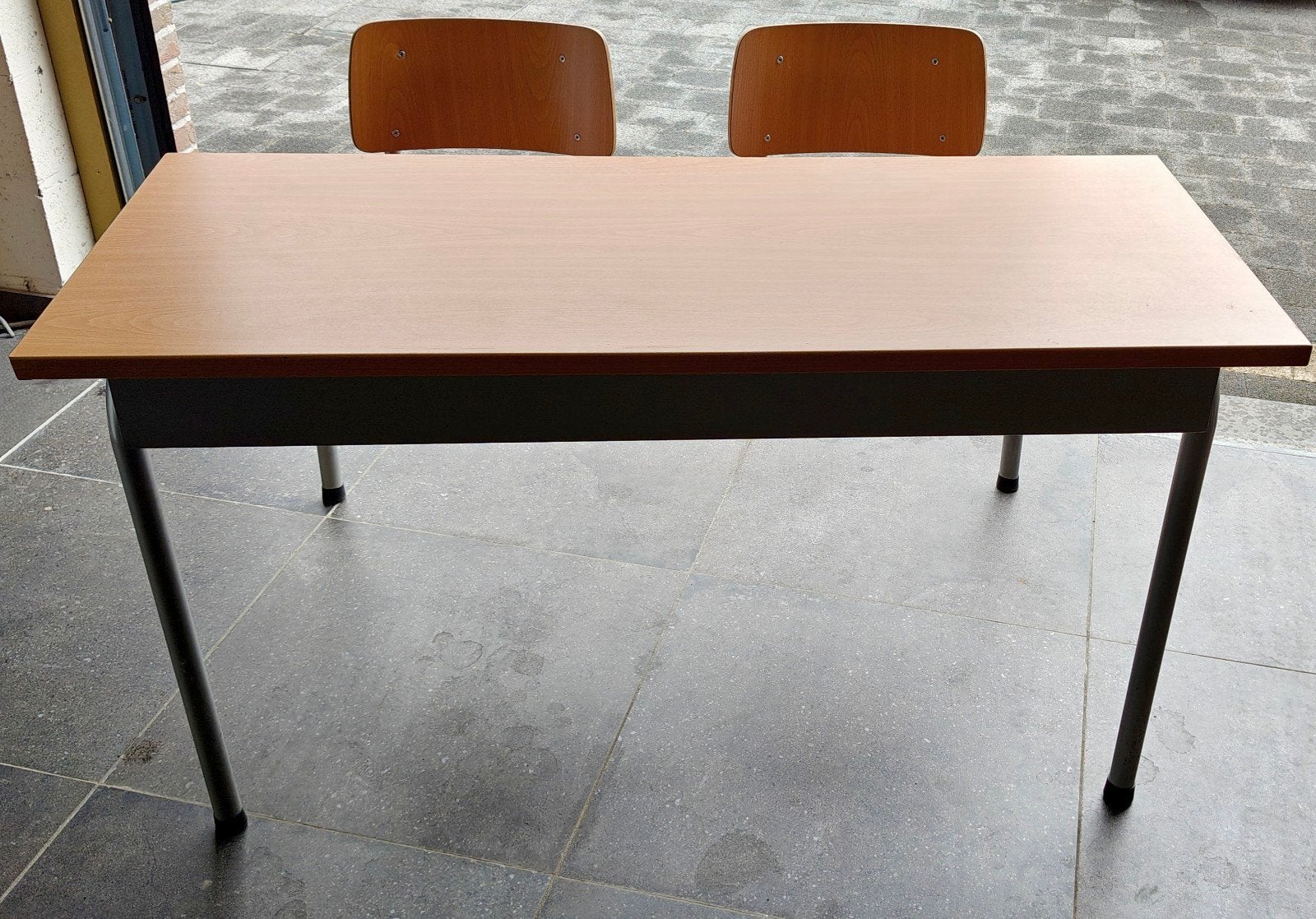 Vintage dubbele kinderbureau met 2 stoeltjes, Huis en Inrichting, Bureaus, Kinderbureau, Vintage, Opbergruimte, Ophalen