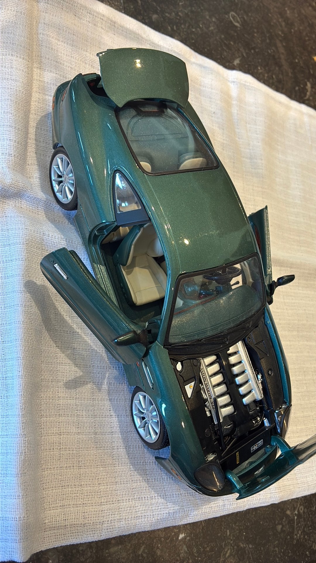 Modelauti Aston Martin, Enlèvement, Comme neuf