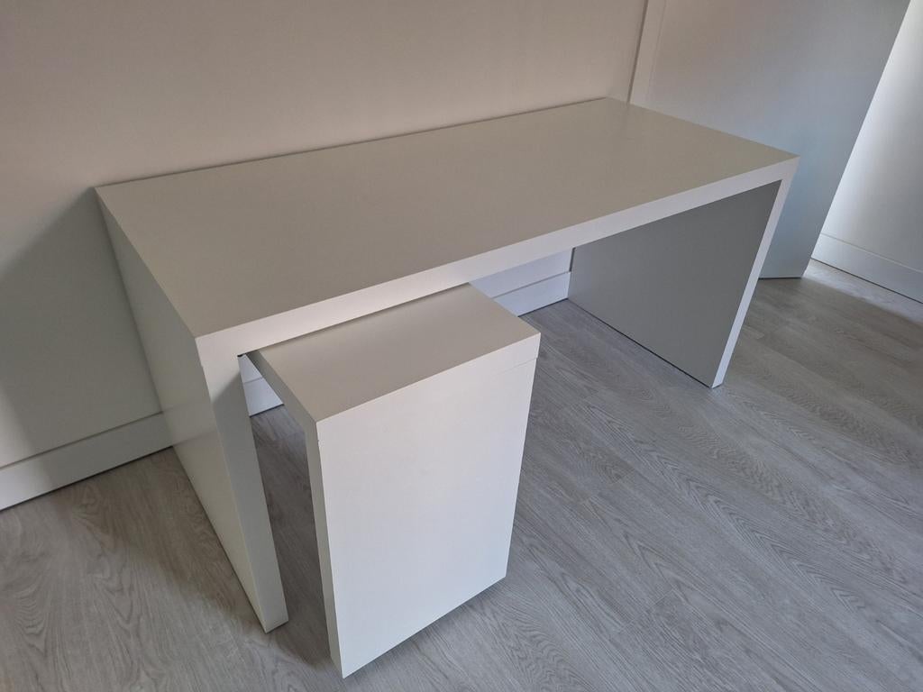 Nieuwe bureau te koop. 2 keer gebruikt maar te klein., Ophalen, Zo goed als nieuw