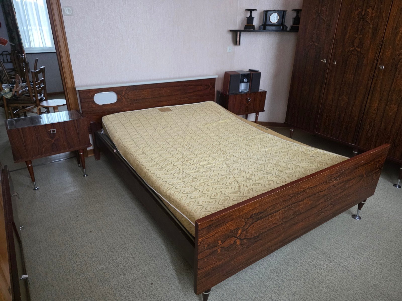 chambre à coucher vintage en bois vernis, Enlèvement