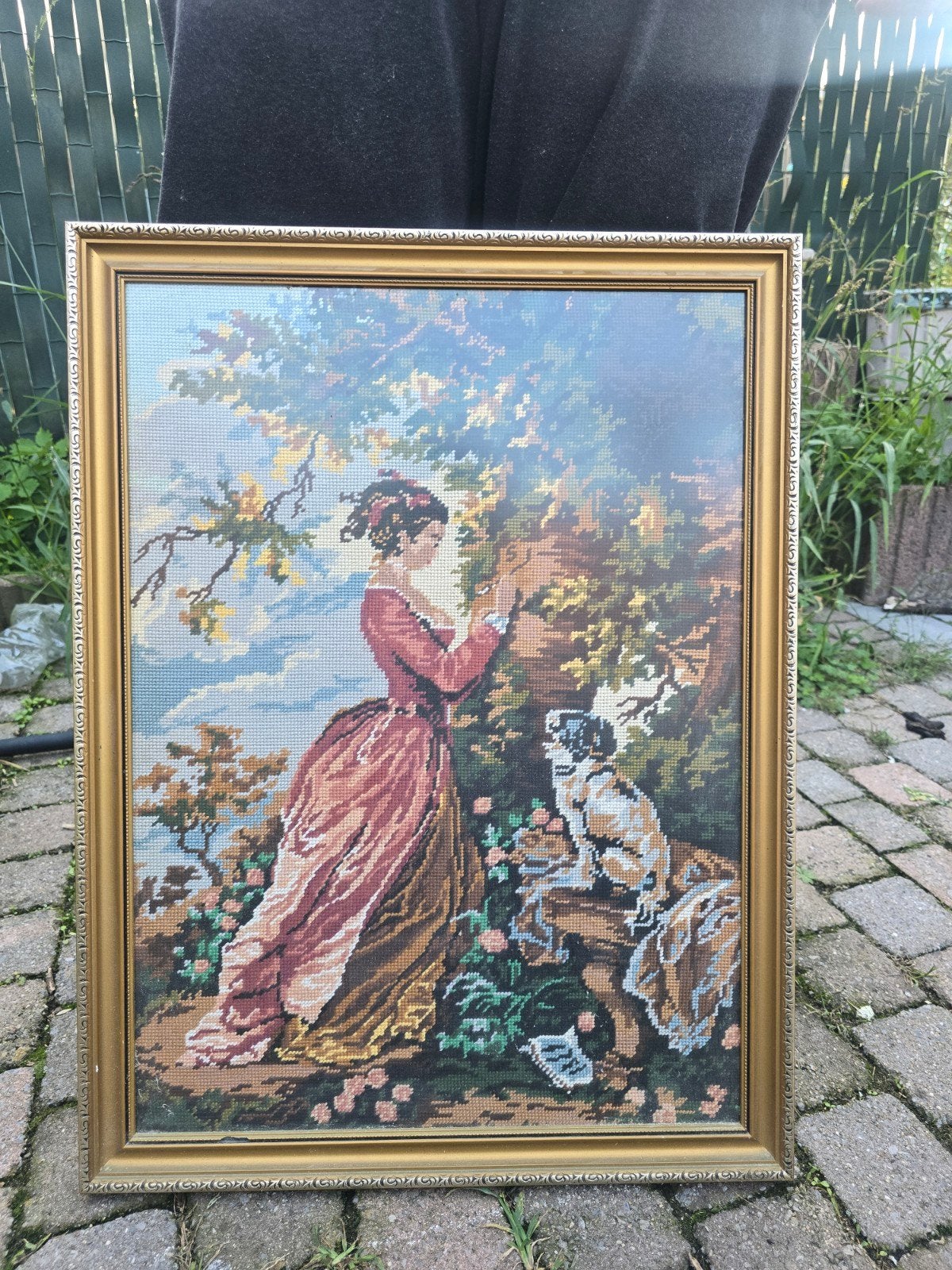 Vintage borduurwerk – elegante dame met hond in landschap, Antiquités & Art, Sous verre, Paysage, Enlèvement, Impression