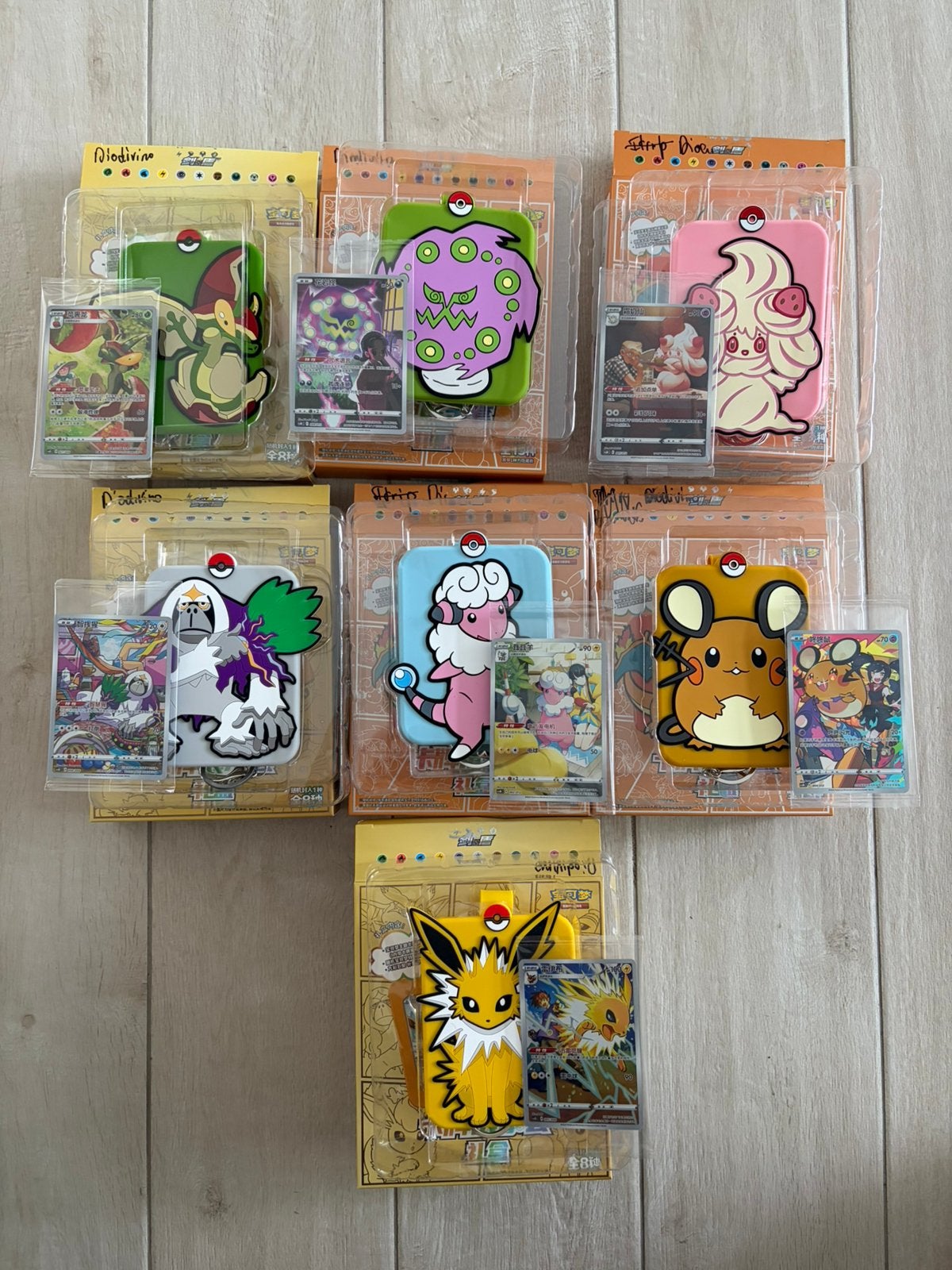 Bix pokemon avec carte , presentoir et porte clef, Enlèvement ou Envoi, Comme neuf