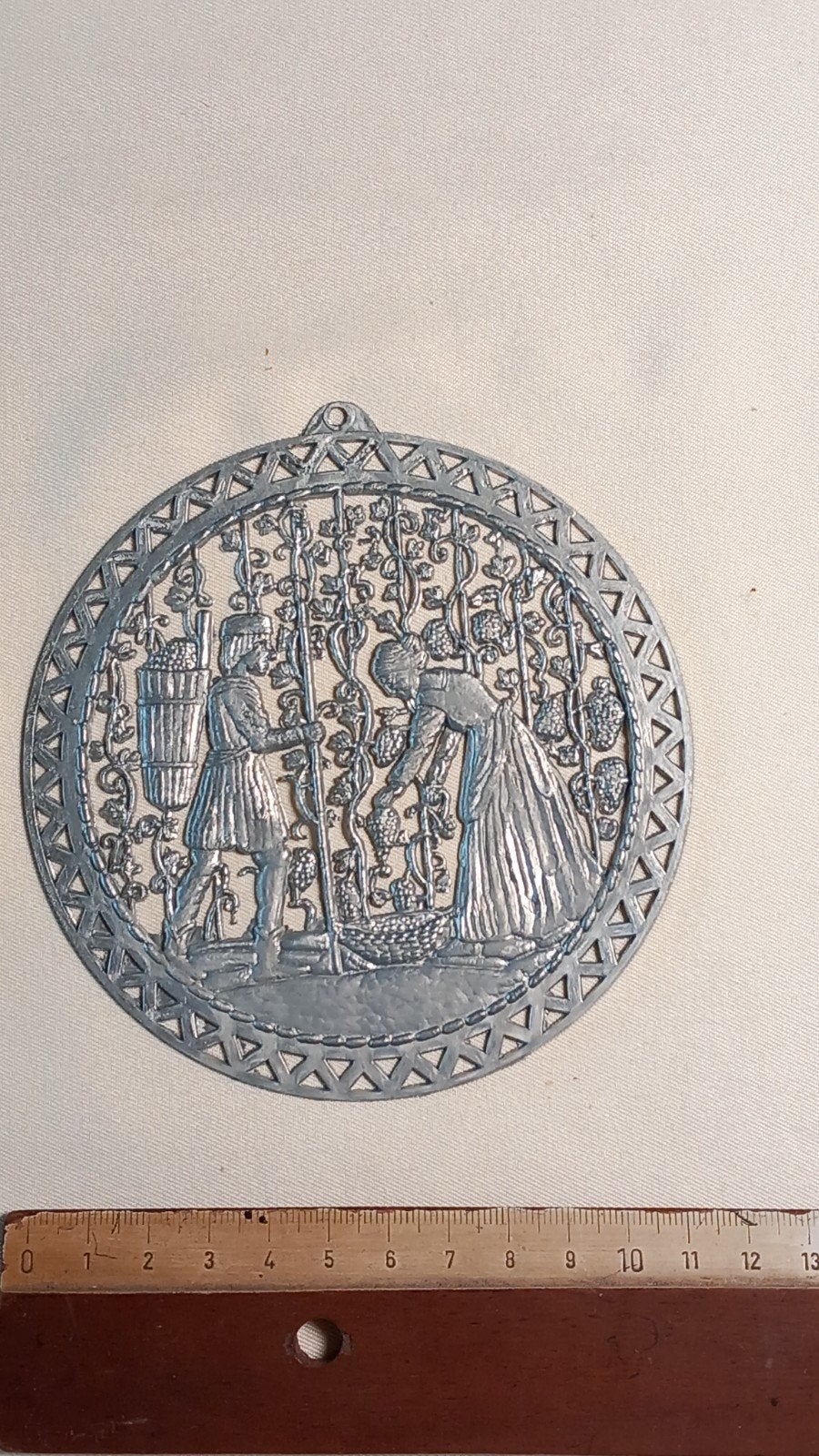 Tinnen medaillon 'wijngaard', Ophalen, Metaal, 12 cm, Decoratieobject