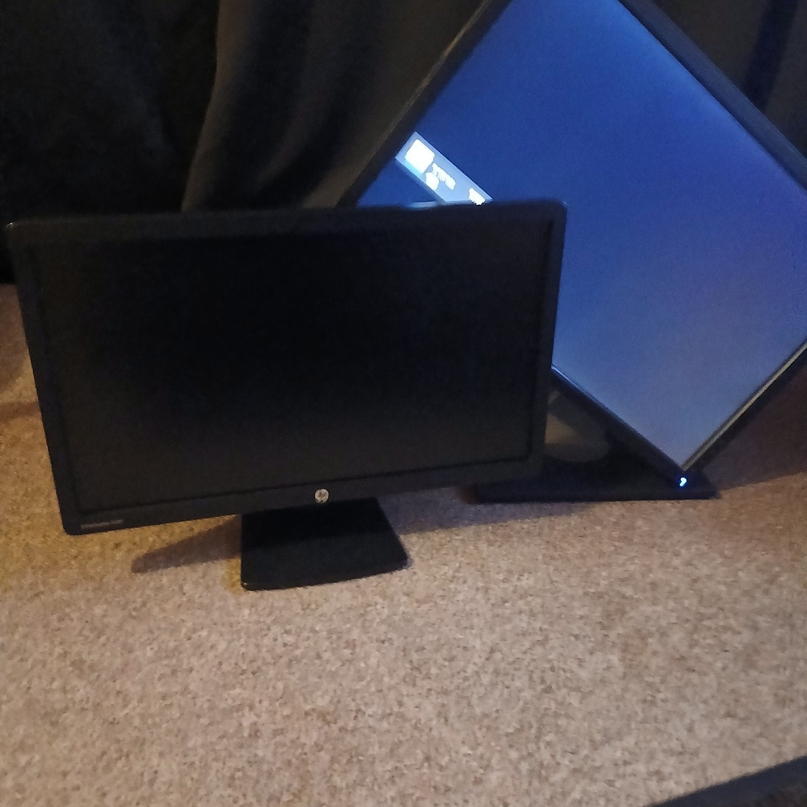 2 écrans de travail Dell et HP, HD, Enlèvement ou Envoi, DisplayPort, Utilisé