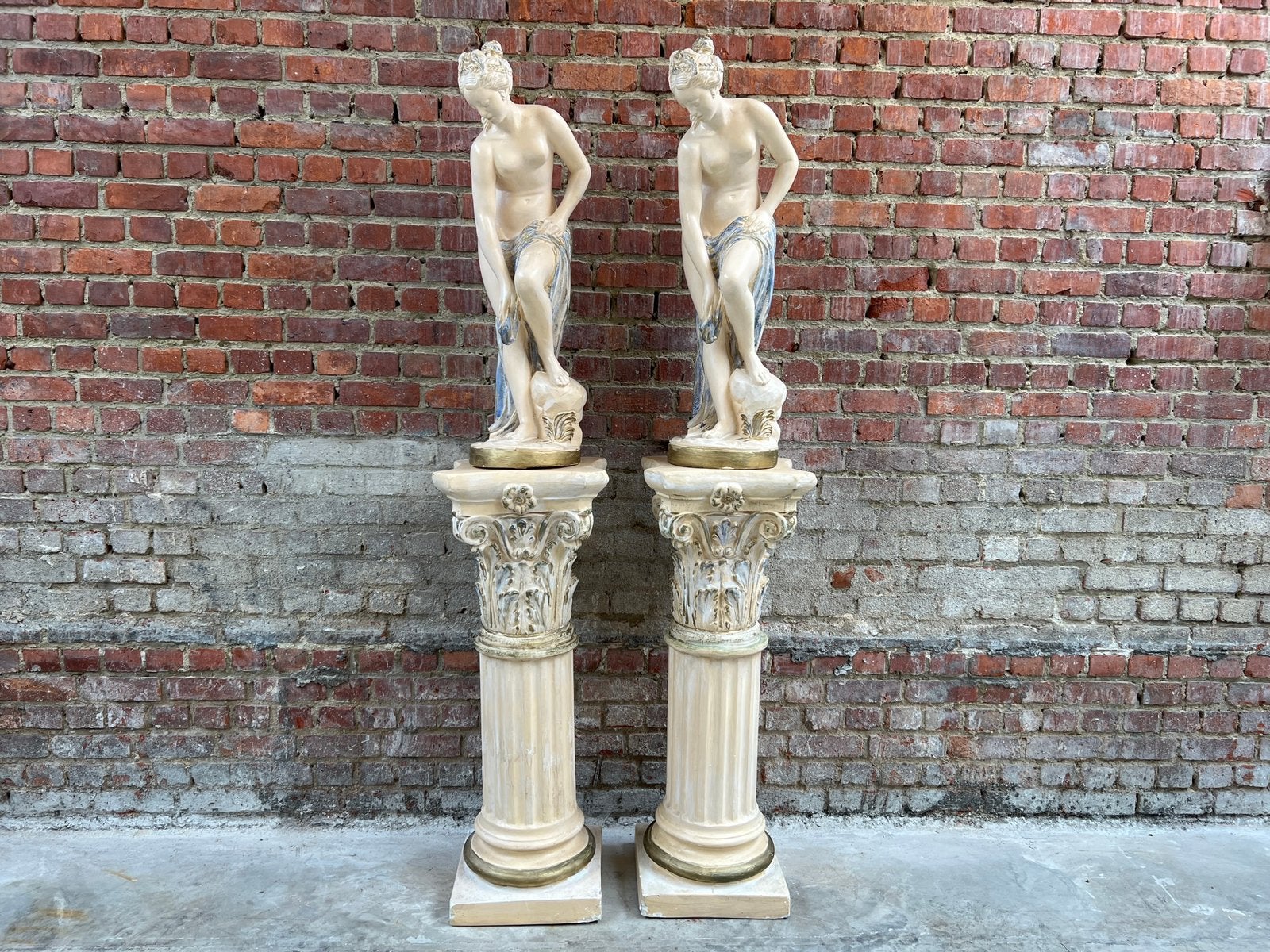 Paar klassieke Venus beelden op Korinthische sokkels, Ophalen, Zo goed als nieuw