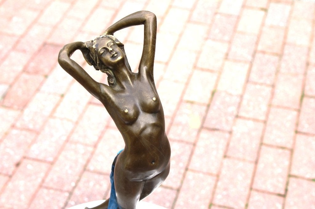 Naakte vrouw met een blauw bronzen laken gesigneerd, MILO, Antiek en Kunst, Ophalen of Verzenden, Brons