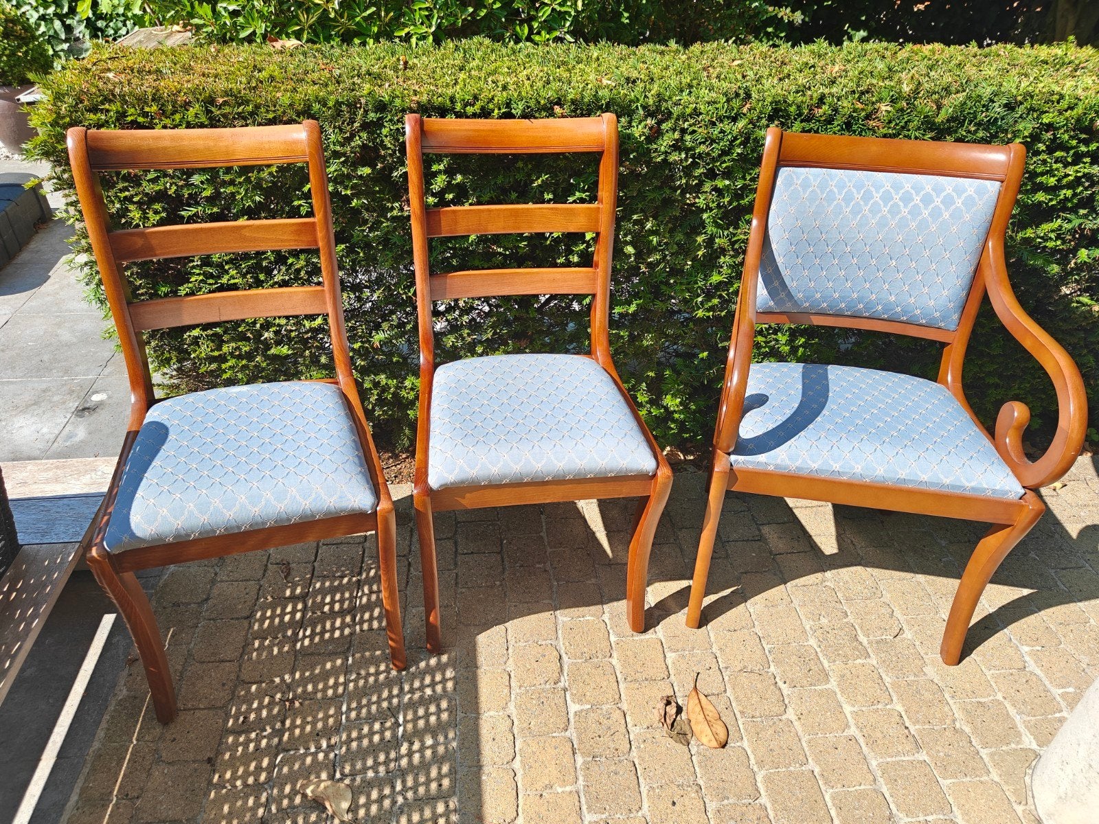 trois chaises en bois de cerisier massif, Enlèvement
