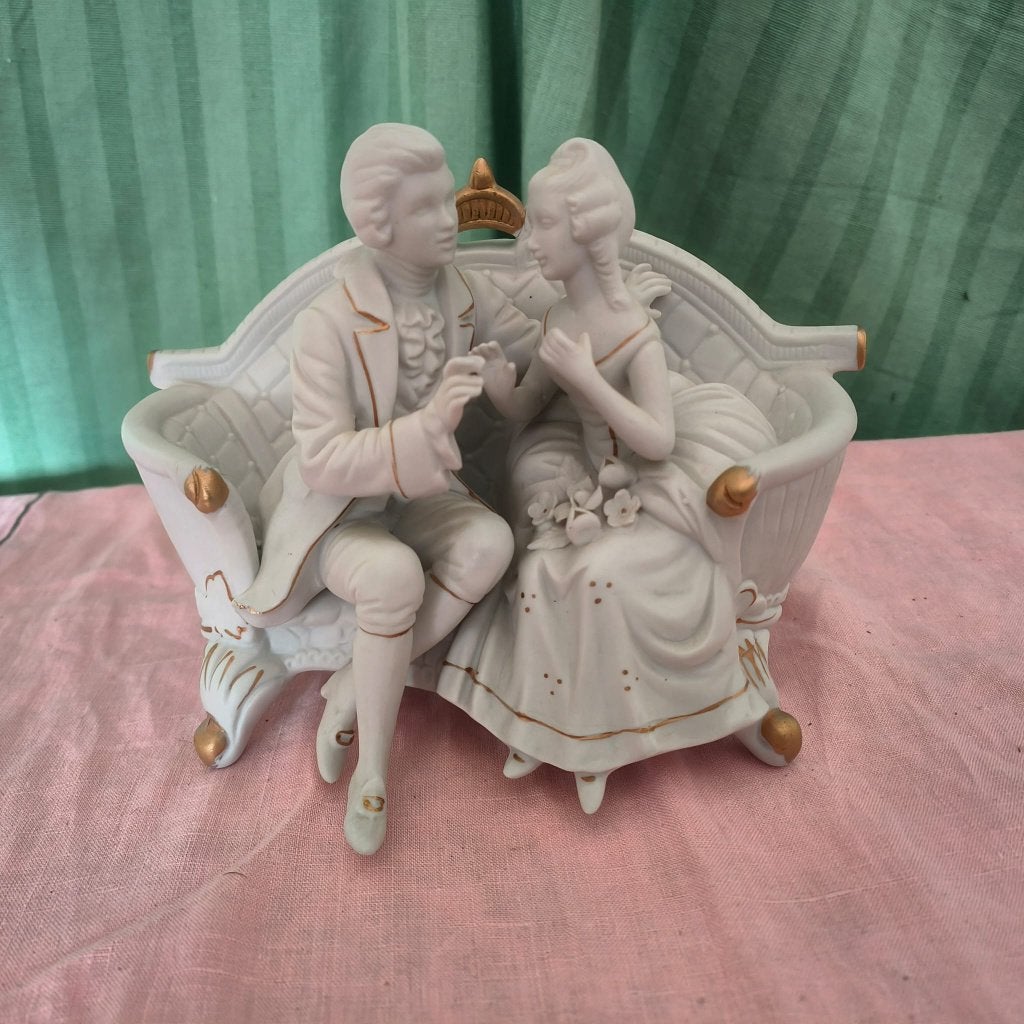 Beeldje van "Graaf & gravin op een sofa", Ophalen of Verzenden, Gebruikt, Mens