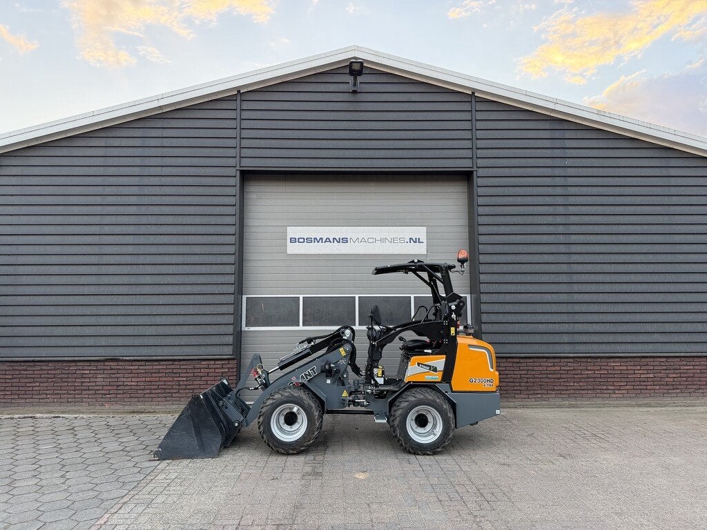 Giant G2300 X-TRA HD minishovel 2026 56 uur €575 LEASE, Articles professionnels, Tobroco, Info@tobroco.nl, Sprendlingenstraat 57
5061 KM  Oisterwijk