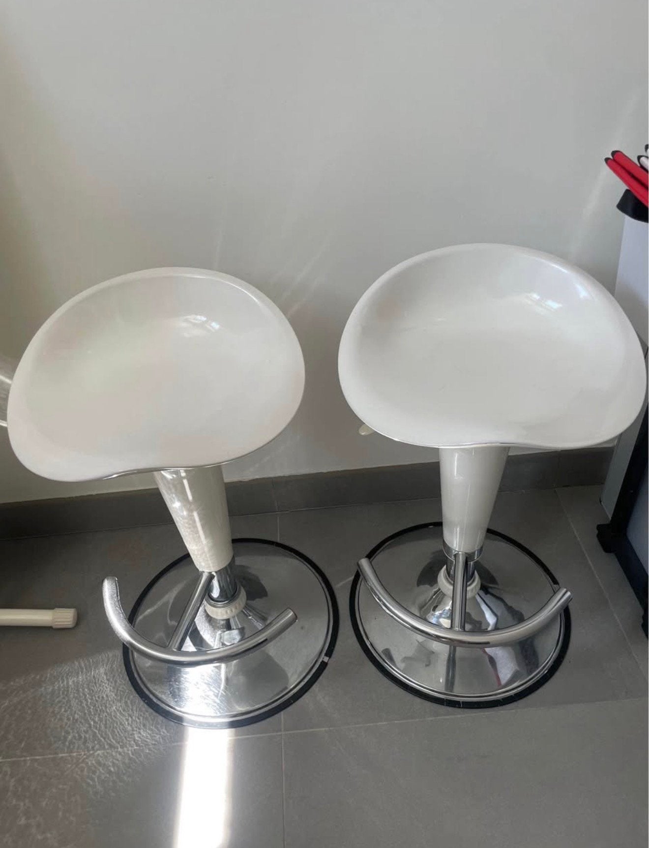Twee witte barstoelen, Maison & Meubles, 2 tabourets, Enlèvement, Utilisé