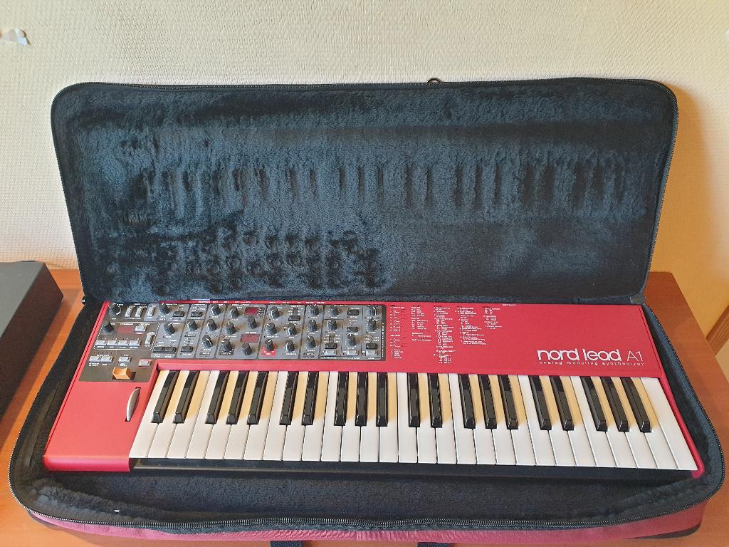 Clavia Nord Lead A1 + Housse Nord, Autres marques, Enlèvement, 49 touches, Avec valise ou flightcase