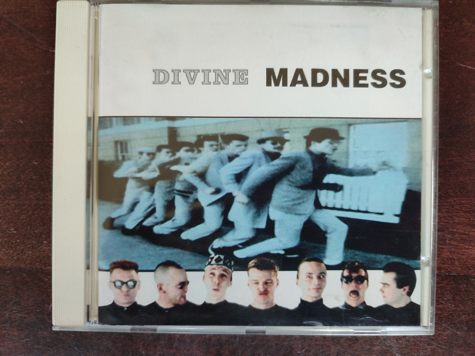 CD : MADNESS - DIVINE (MEILLEURS SUCCÈS), CD & DVD, CD | Reggae & Ska, Enlèvement ou Envoi, Comme neuf