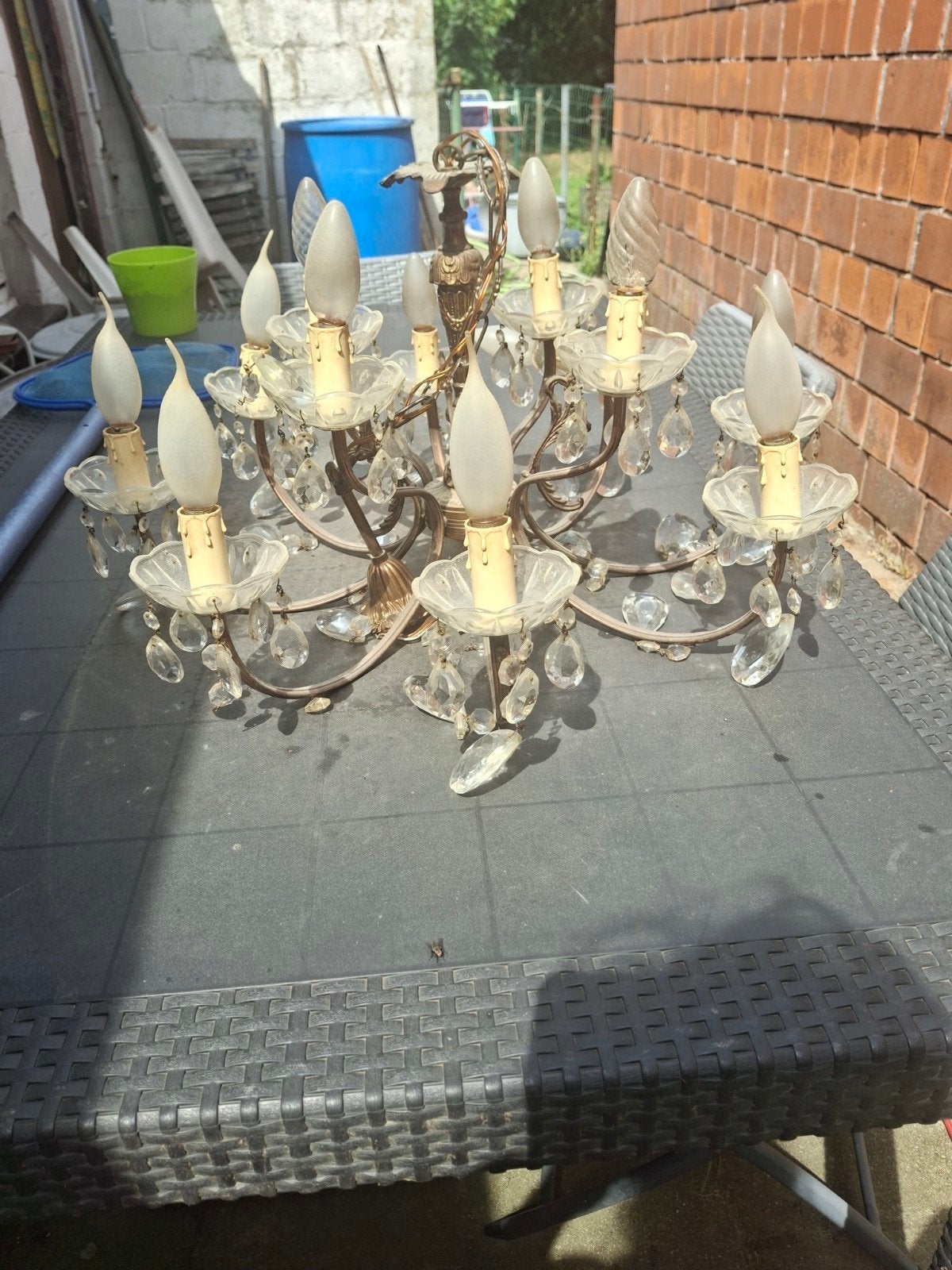 Lustre a perle en bronze, Ophalen