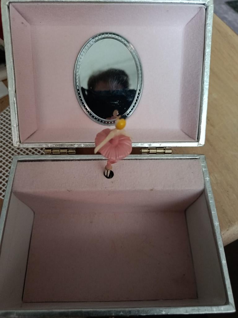 Sieradendoosje met dansende ballerina, Enlèvement