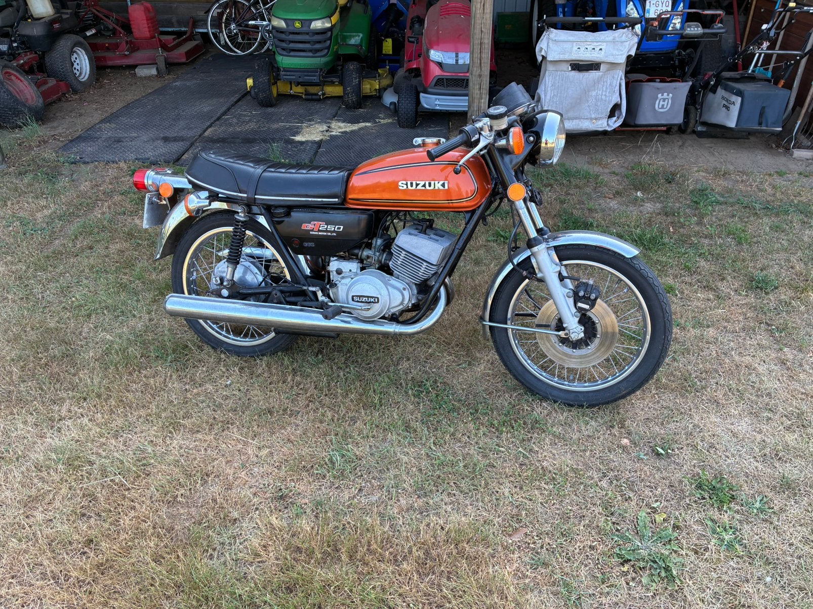 Suzuki gt250, Motos