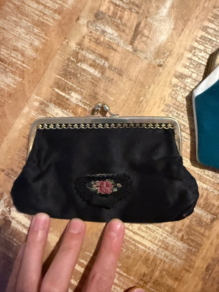 3 kleine beursjes, 2 zwarte en 1 in de vorm met vlinderdas, Antiek en Kunst, Curiosa en Brocante, Ophalen of Verzenden