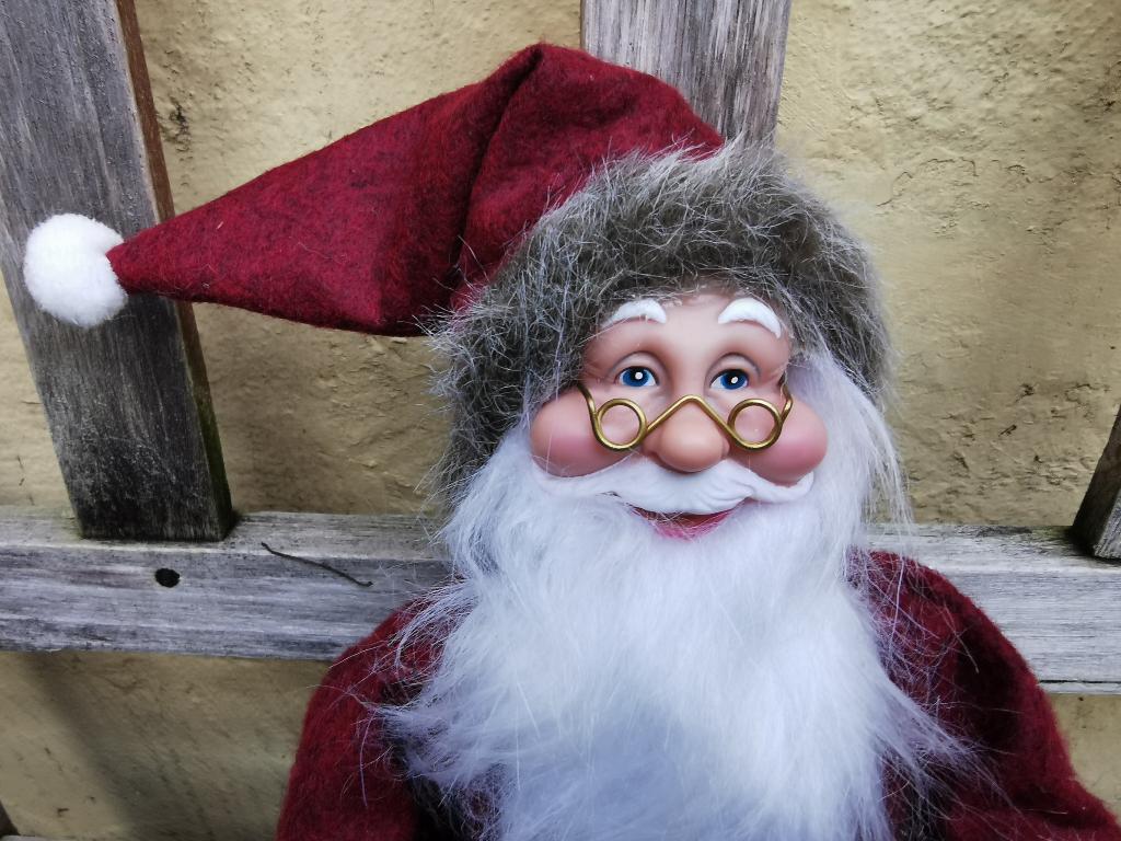 Kerstman in kunststof, vilt en nepbont. 30 cm., Ophalen of Verzenden, Zo goed als nieuw