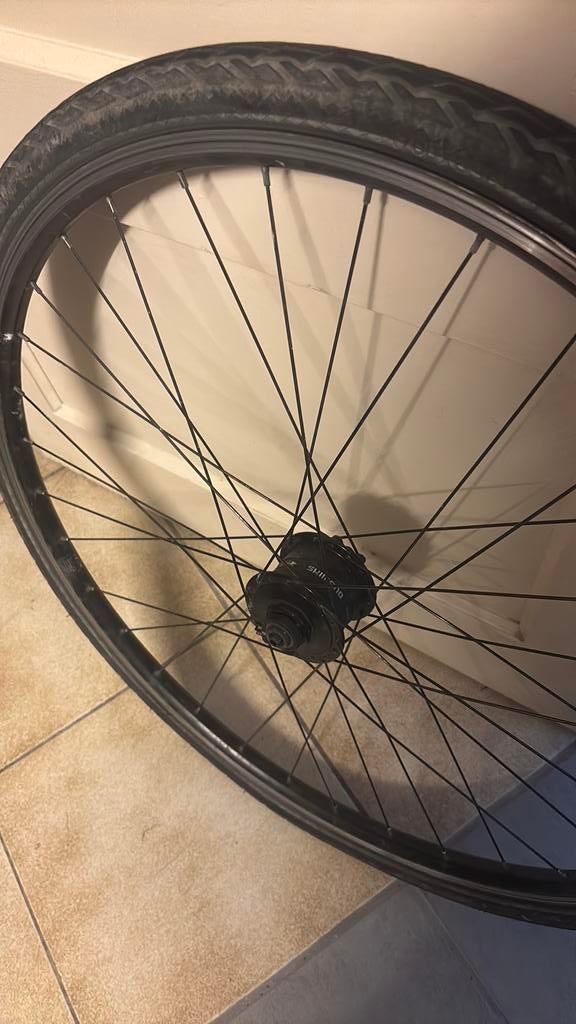 Roues shimano avec dynamo de 28 parfait etat, Enlèvement ou Envoi, Comme neuf