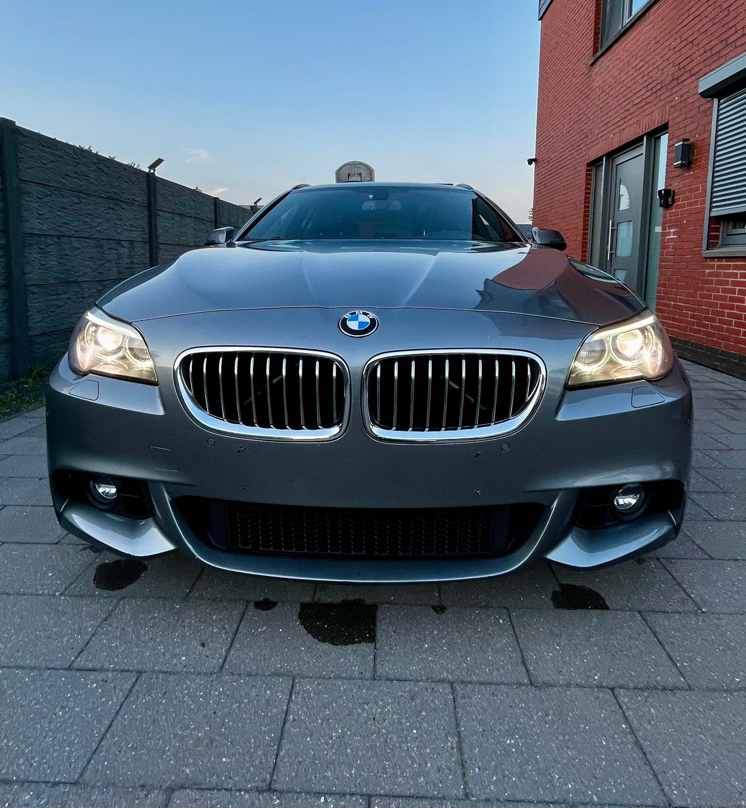 BMW 518d Touring avec ensemble automatique /M,, Cuir, Argent ou Gris, Noir, 5 portes