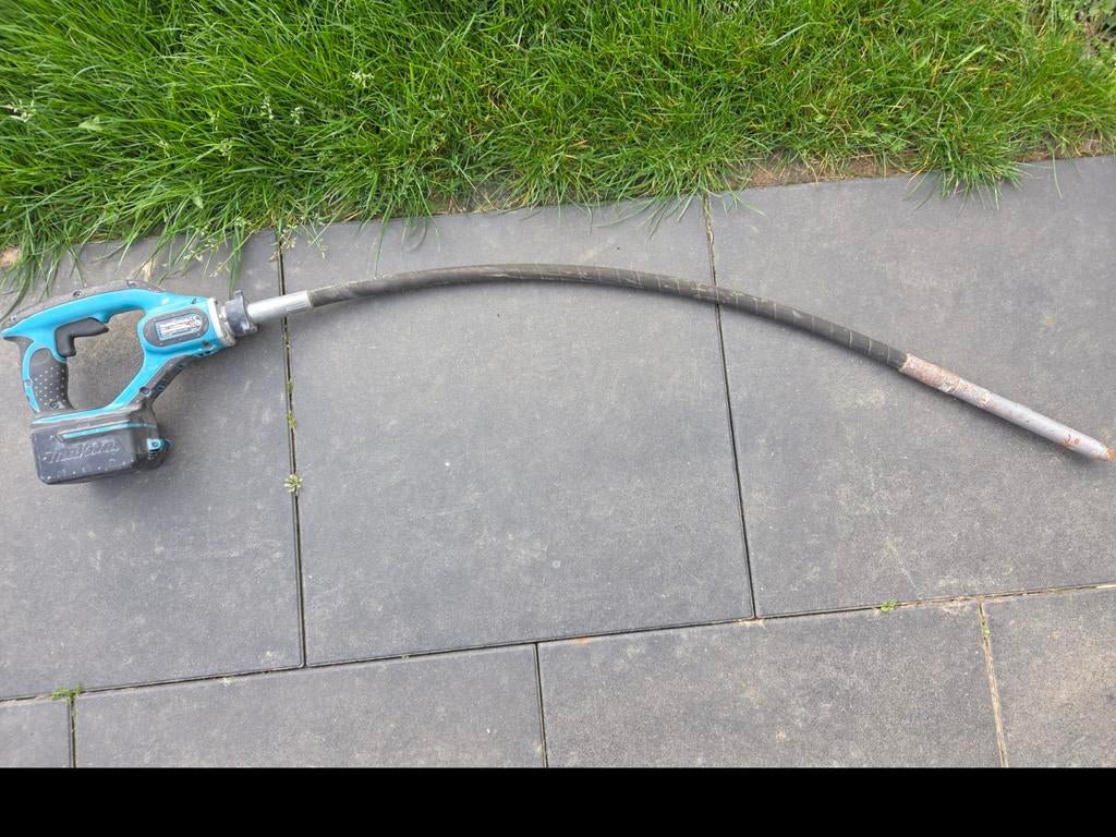 Aiguille vibrante Makita DVR450 + batterie 9Ah–presque neuf, Bricolage & Construction, Bétonnières, Enlèvement