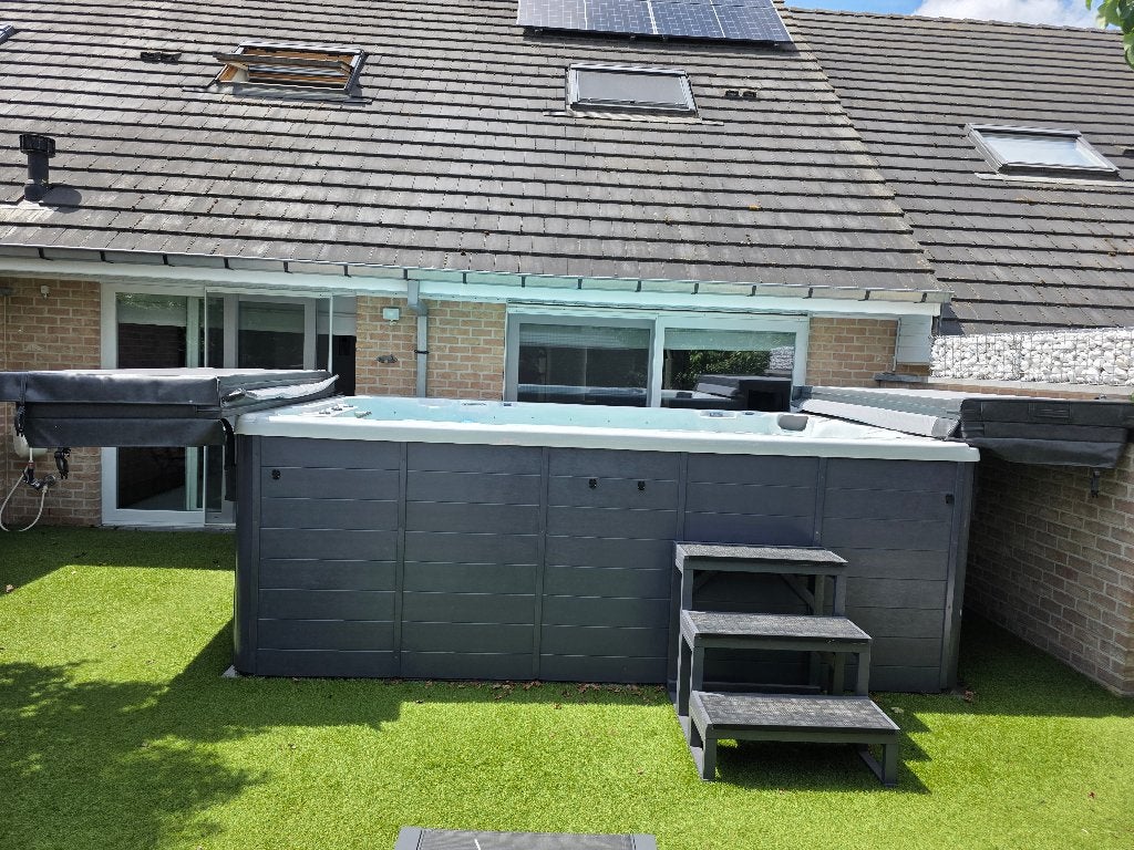 Adelaide Zwemspa te koop – €6.700 - 5 jaar oud (2021), Tuin en Terras, Bubbelbaden en Hottubs, Ophalen, Zo goed als nieuw, Trap