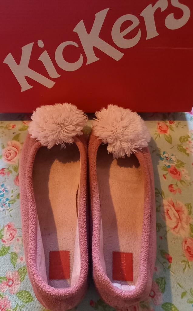 Pantoffels met pompons Kickers maat 32, Ophalen of Verzenden, Zo goed als nieuw, Meisje, Kickers