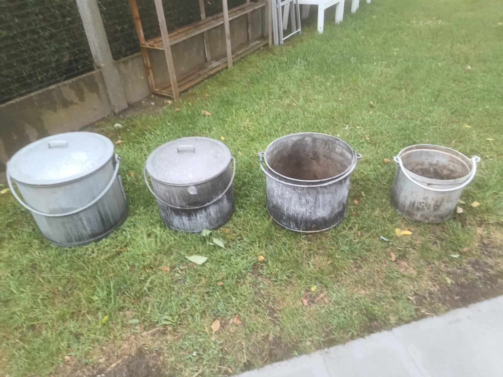 3 zinken en 1 aluminium ketel met draagbaar, Ophalen